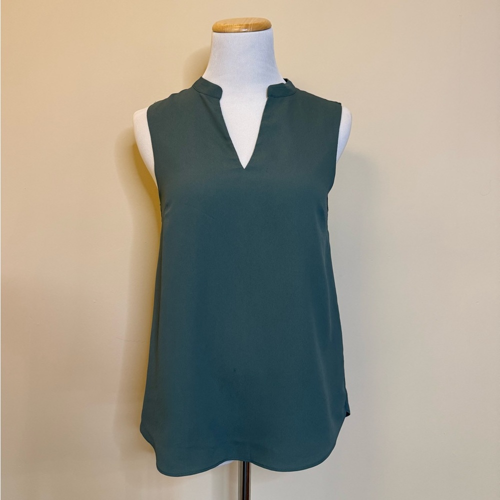 Office Sleeveless Blouse Size 2 Green V Neck Workwear Minimalist Summer Top